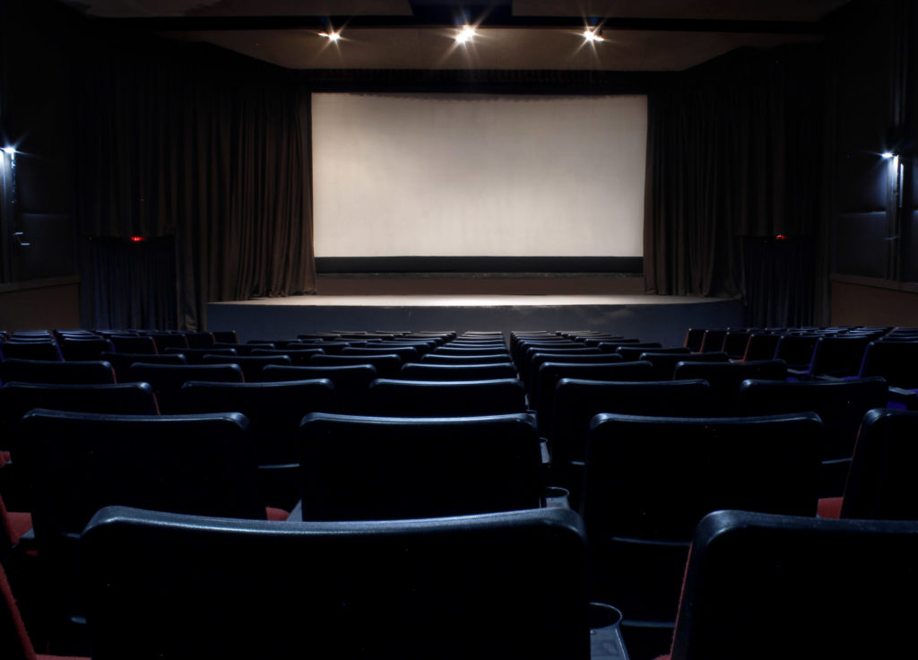 Imagen del cine con una pantalla grande perfecta para proyectar presentaciones durante las reuniones de empresa